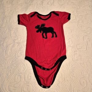 Hatley boys 18-24 months red & black moose designed body suit, EUC